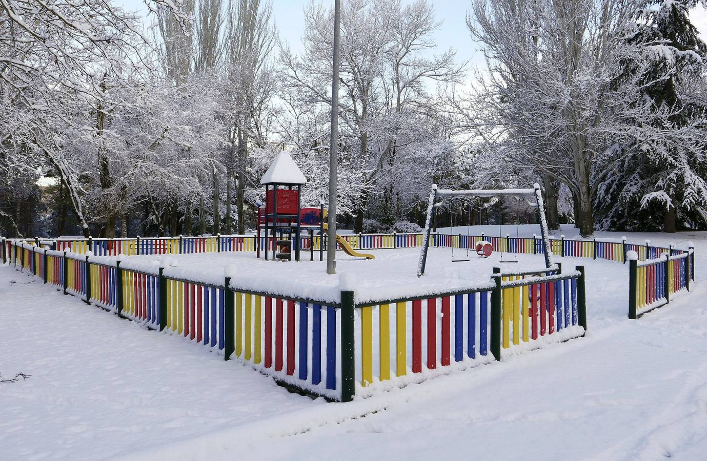 Un parque infantil nevado en Cuenca. CUENCA. Entre diez y veinte centímetros de nieve se han acumulado en algunos puntos de la ciudad de Cuenca y sus pedanías tras la copiosa nevada de esta noche, que se está convirtiendo en hielo y dificulta la circulación, tanto a pie como con vehículos en toda la ciudad. El temporal deja frío y nieve en toda España y todas las comunidades menos Extremadura y Canarias siguen en alerta por lluvia, aludes, oleaje, frío intenso o nevadas que en puntos del norte peninsular dejarán más de 20 centímetros de espesor.