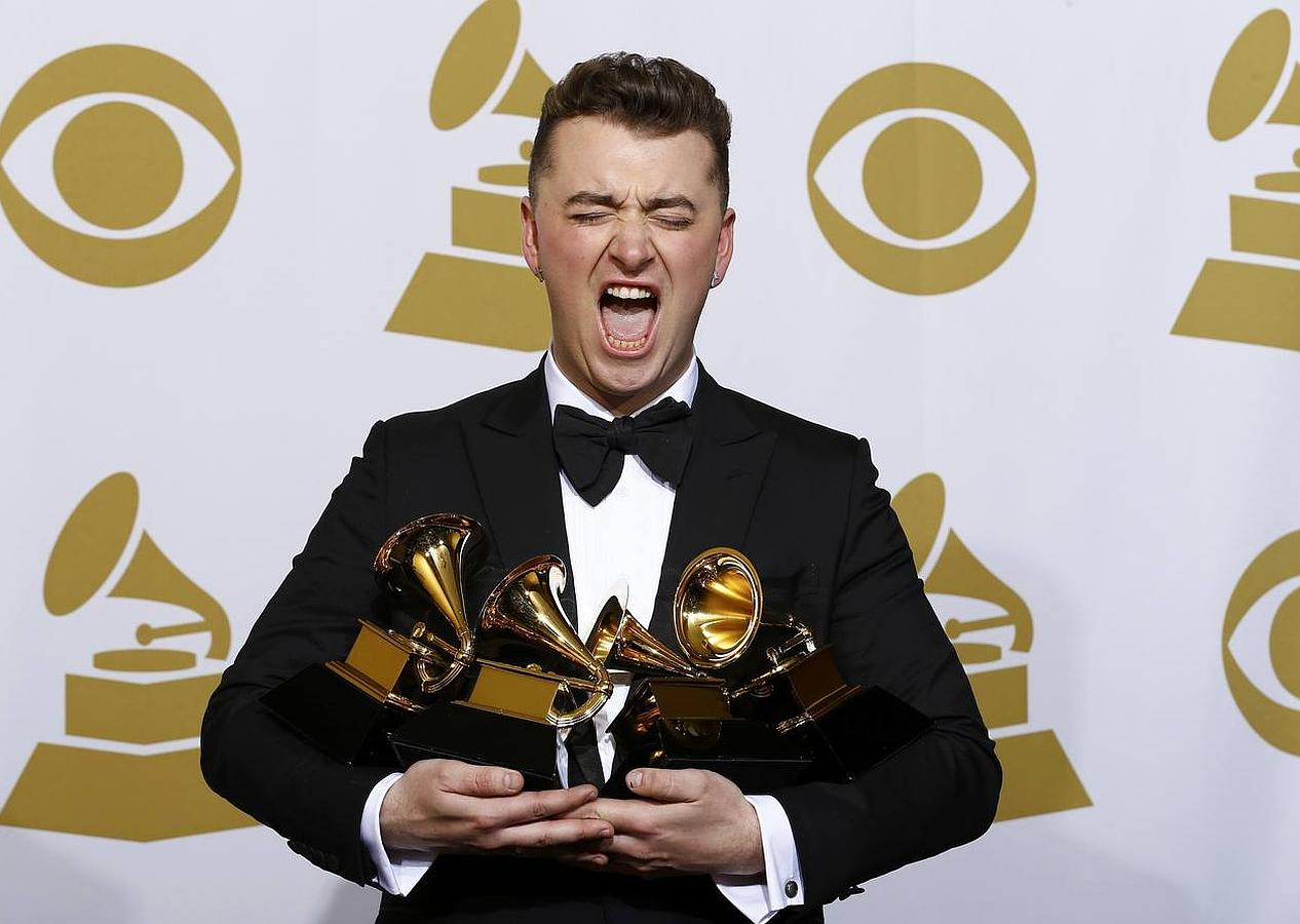 Sam Smith, con 4 Grammy. El cantante británico posa con sus cuatro premios.