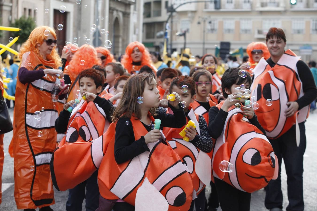 El Carnaval del barrio de El Carmen sacó a cientos de vecinos a las calles
