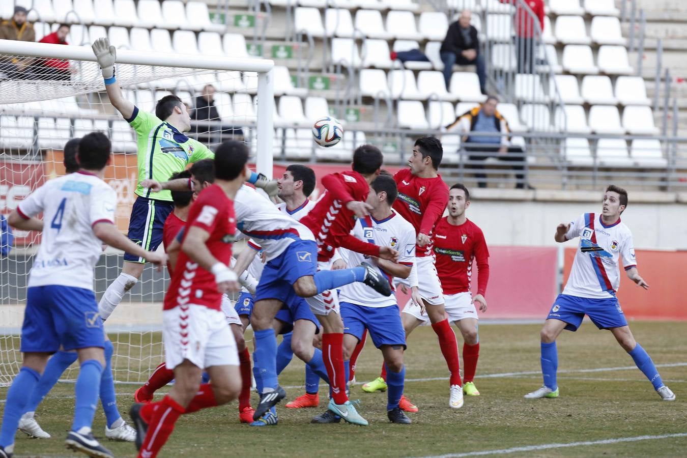 Álvarez derriba el muro del Langreo (2-1)