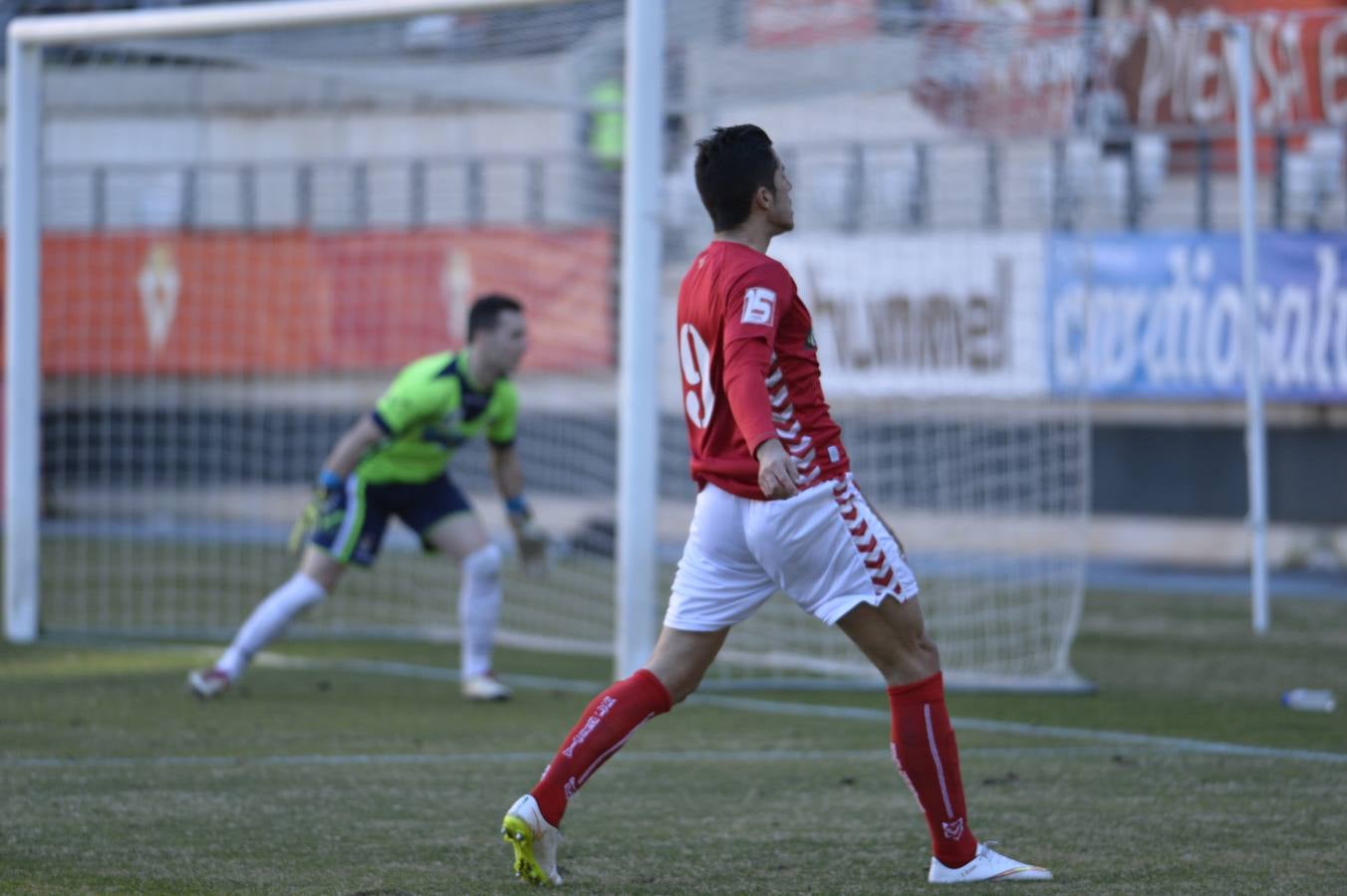 Álvarez derriba el muro del Langreo (2-1)