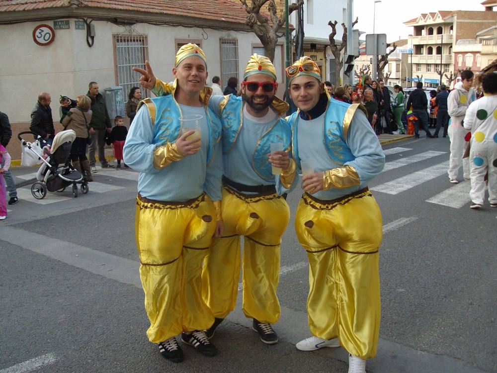 Cientos de personas participan en el desfile de carnaval de Pliego