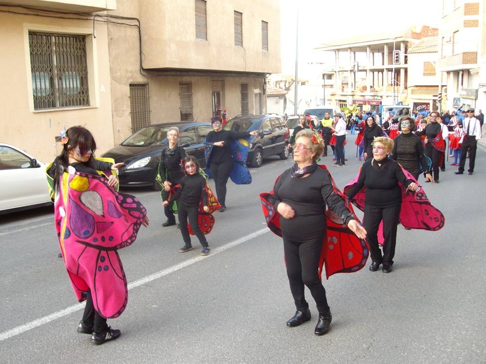 Cientos de personas participan en el desfile de carnaval de Pliego