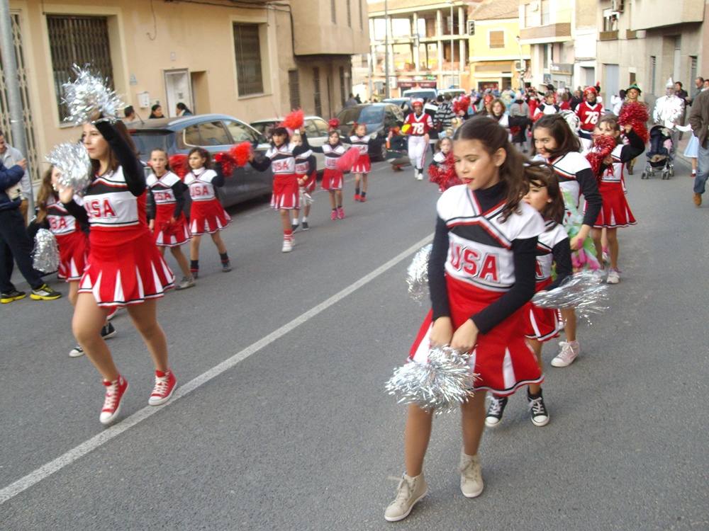 Cientos de personas participan en el desfile de carnaval de Pliego