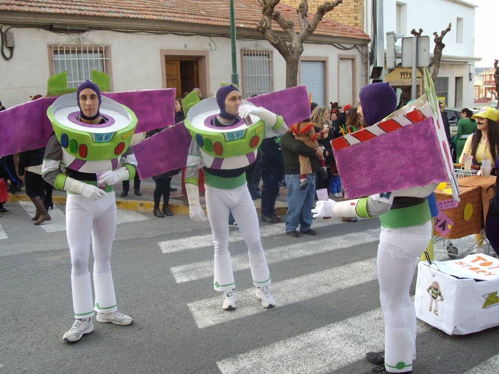 Cientos de personas participan en el desfile de carnaval de Pliego