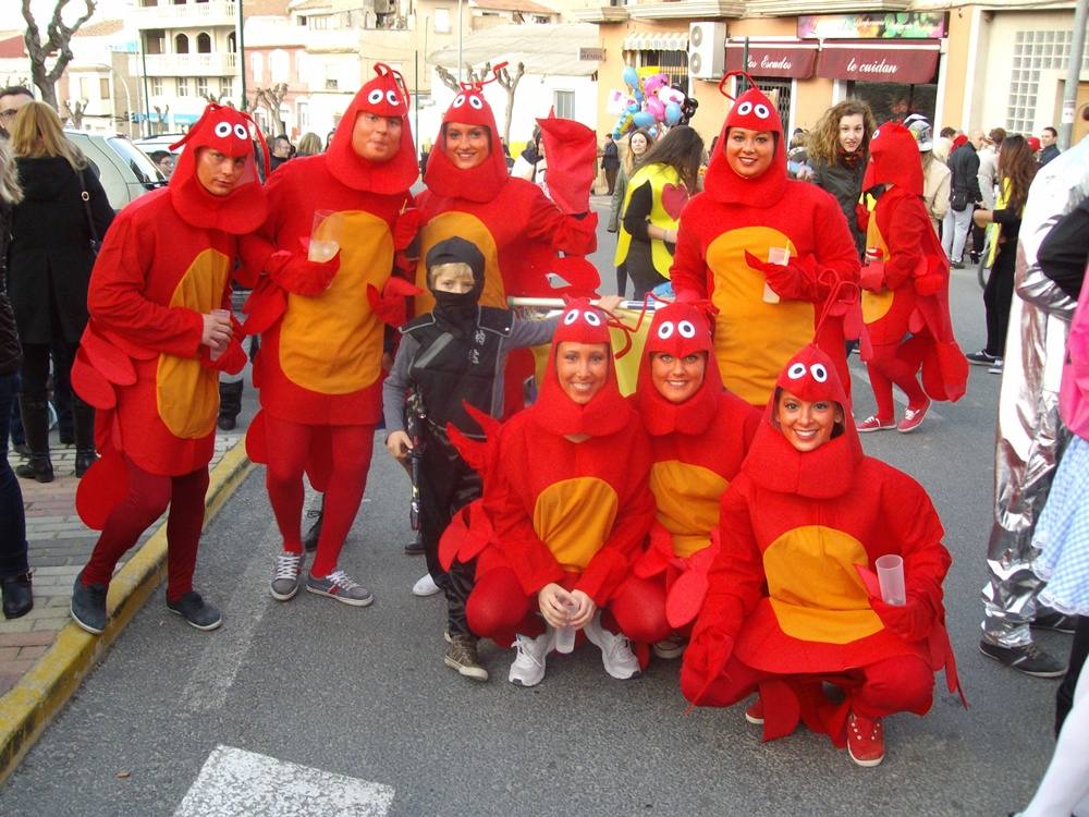 Cientos de personas participan en el desfile de carnaval de Pliego