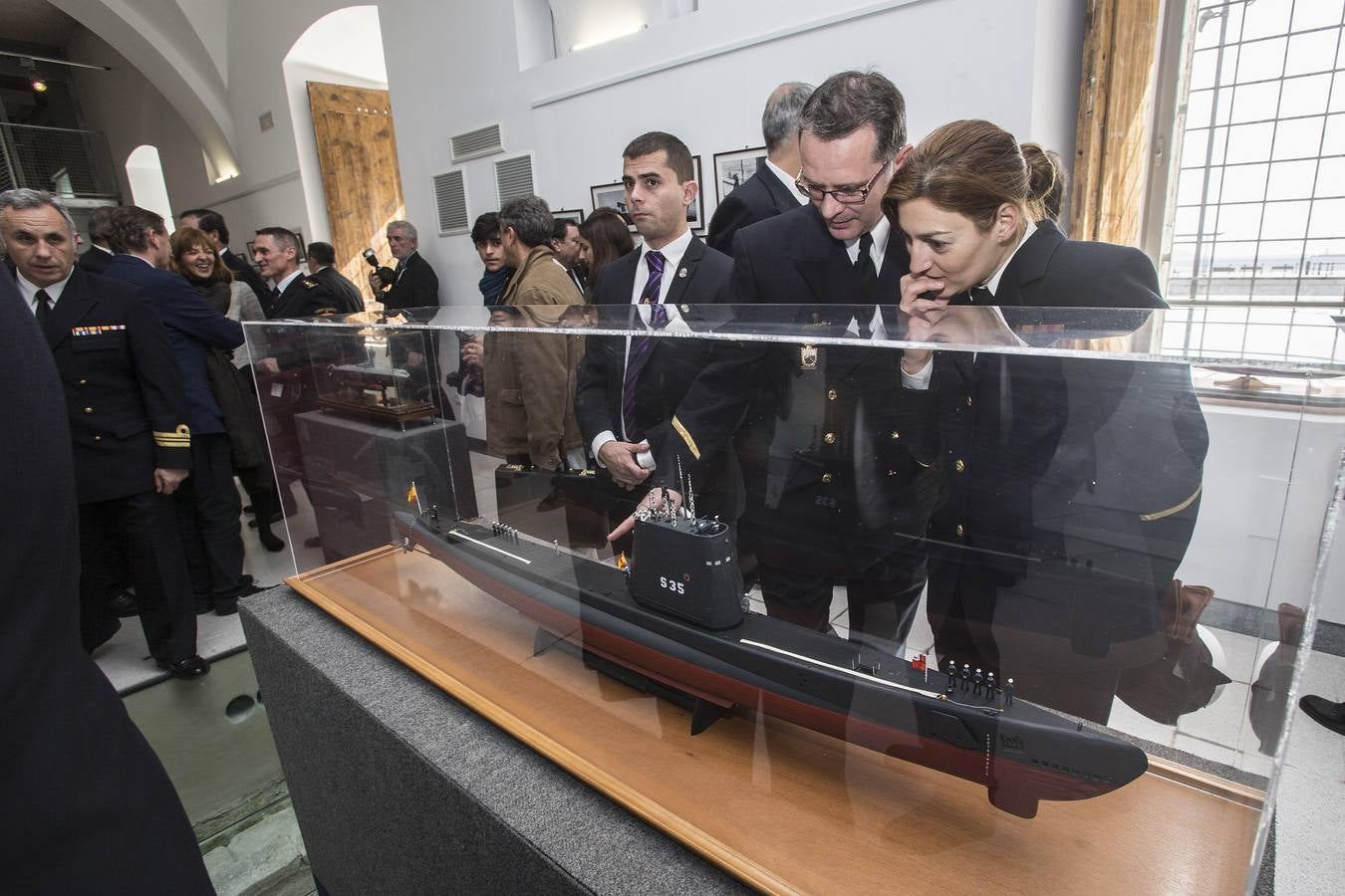 (19-02) El almirante general Muñoz-Delgado inauguró en el Museo Naval una exposición de maquetas, modelos y fotografías de los submarinos españoles, con motivo del centenario del Arma Submarina. La muestra, organizada con fondos propios y cedidos por particulares, permanecerá abierta hasta el 22 de marzo.