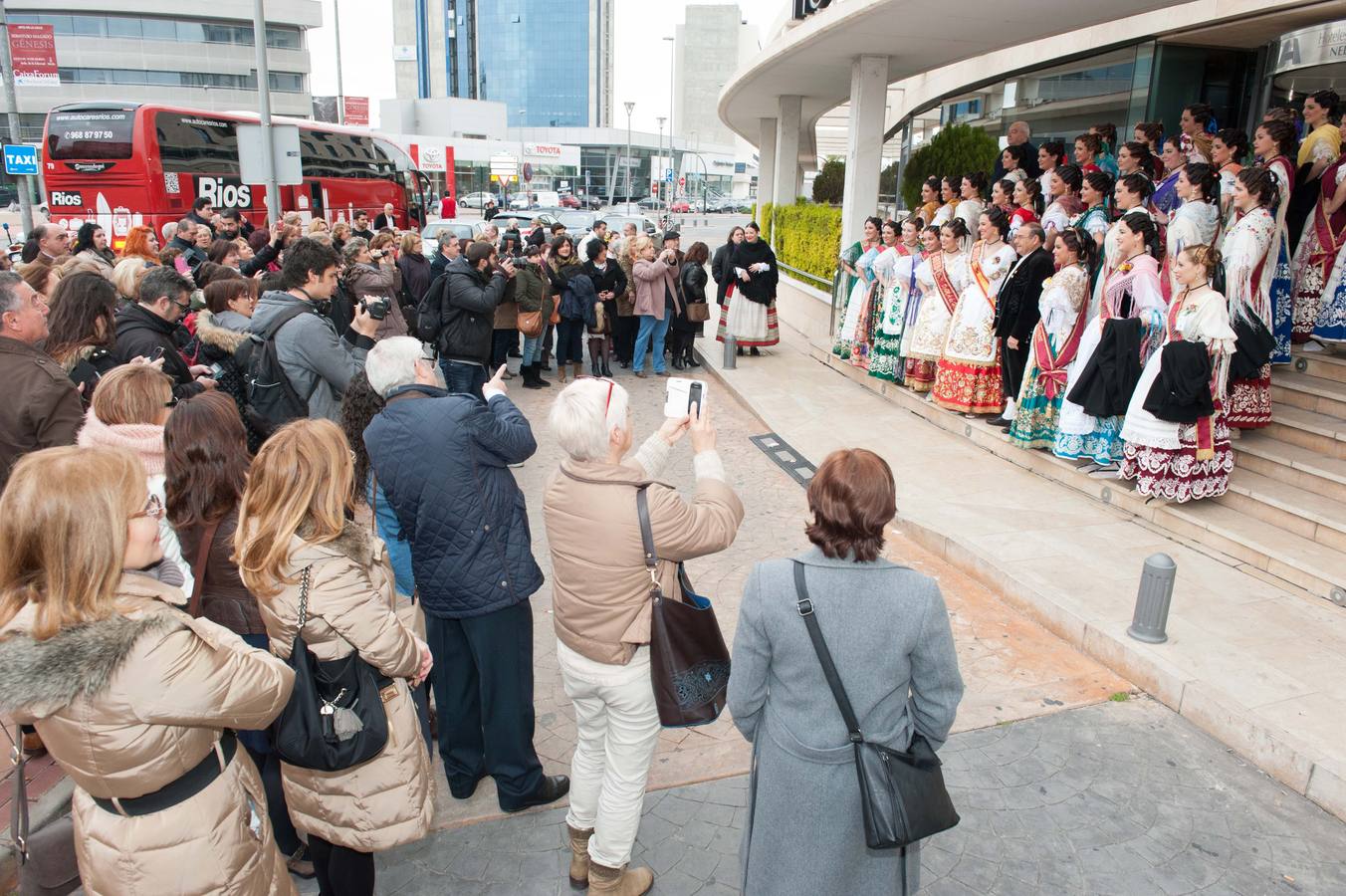 (20-02) Las candidatas a Reina de la Huerta viajan a Zaragoza este viernes. Las chicas vivirán estos días la habitual convivencia en la que no solo se conocerán entre ellas, sino que, las conocerán los miembros del jurado que emitirán sus votos y serán quienes decidan quién será la ganadora.