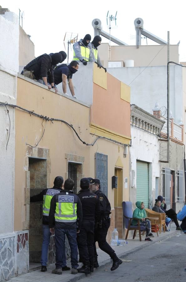 (20-02) La Policía detuvo a cinco personas en el segundo golpe contra el menudeo de droga en San Antón en 3 meses. Los agentes cerraron un garito del mismo clan familiar y decomisaron marihuana, hachís, gallos de pelea y pimientos y naranjas presuntamente robados