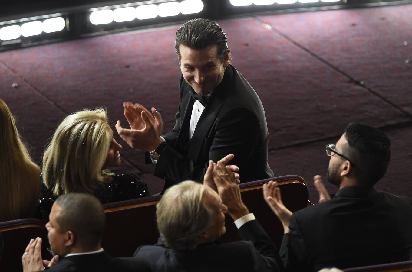 Bradley Cooper, candidato a mejor actor por 'El francotirador', aplaude durante la ceremonia.