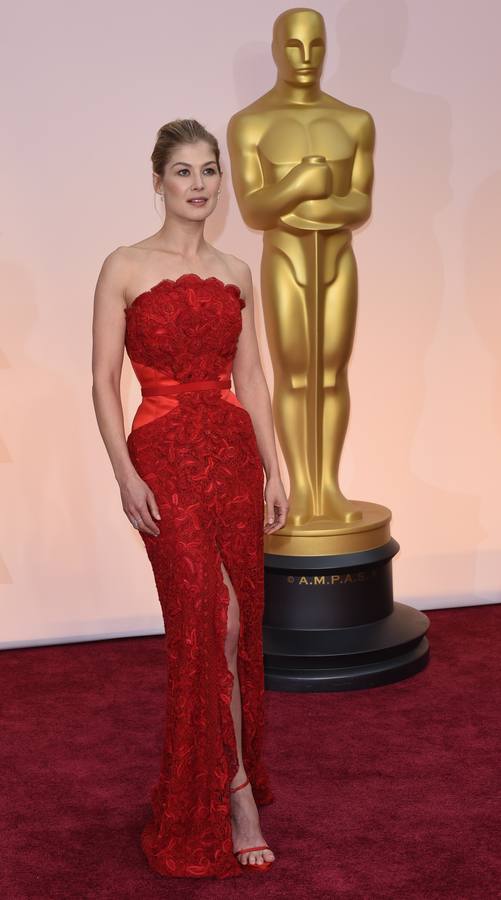 Rosamund Pike, candidata a mejor actriz por 'Perdida', a su llegada al Dolby Theatre de Los Ángeles.