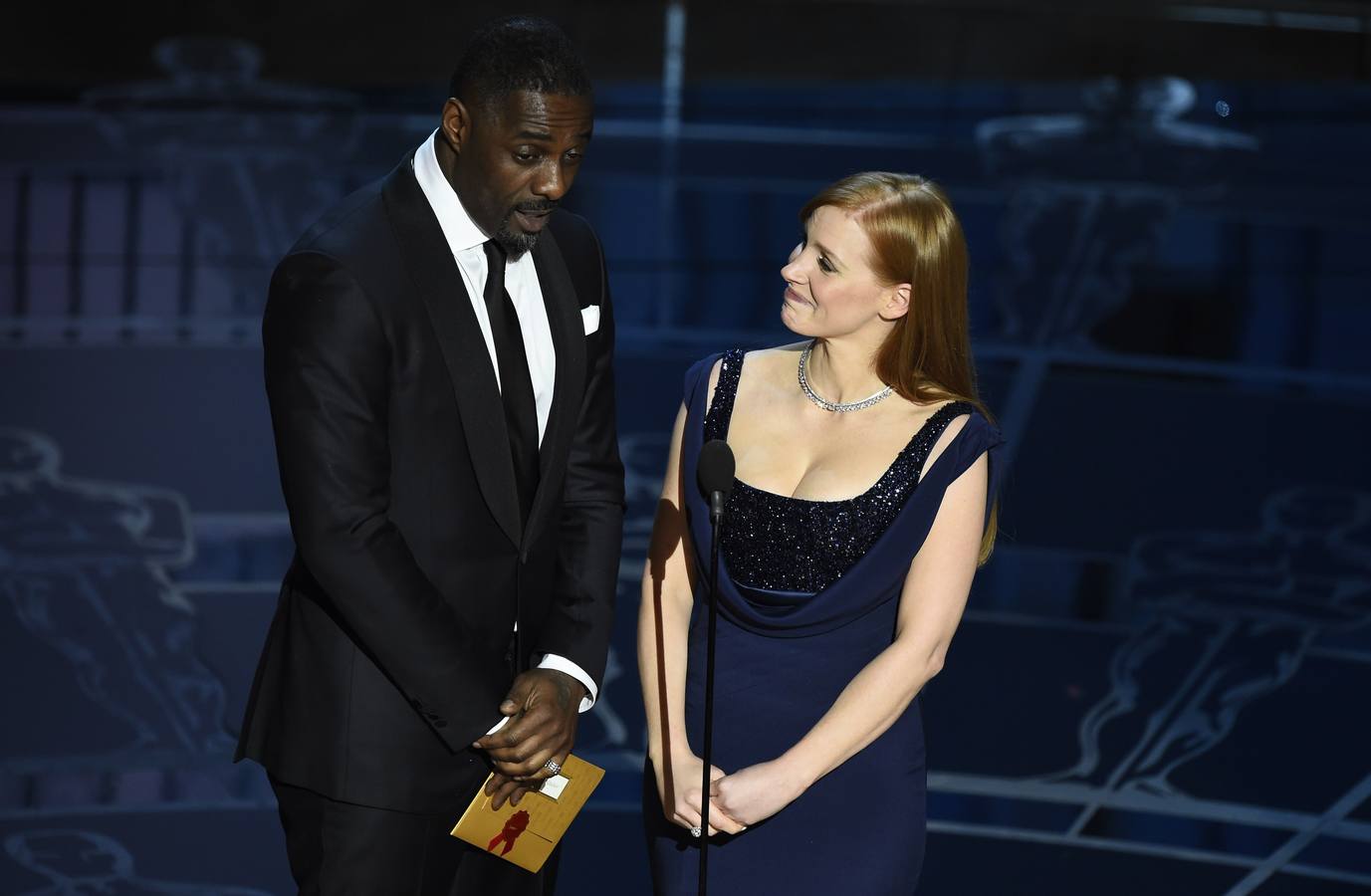 Idris Elba y Jessica Chastain presentan uno de los premios.