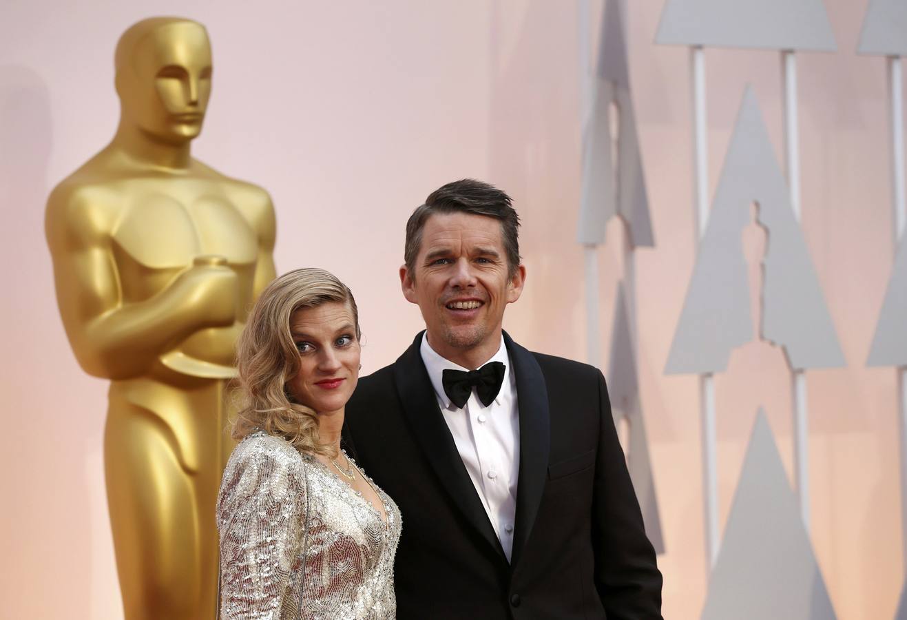 Ethan Hawke, candidato a mejor actor de reparto por su papel en 'Boyhood', posa junto a su mujer, Ryan, a su llegada al Dolby Theatre de Los Ángeles.