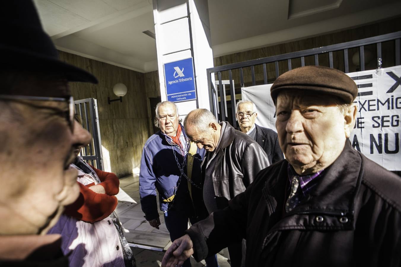 Un jubilado se encadena a la puerta de Hacienda en Orihuela