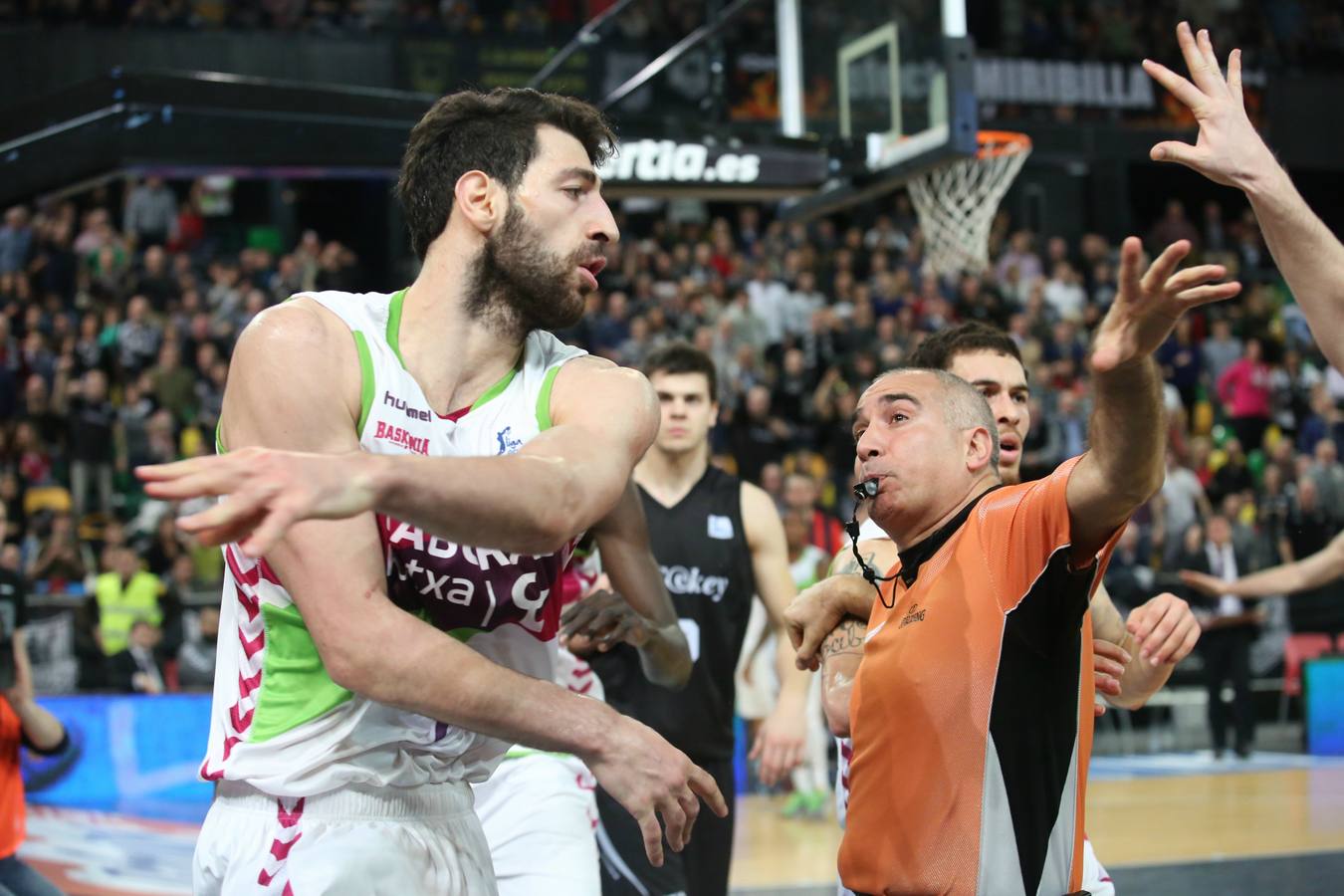 Increíble tangana en el Bilbao basket-Laboral Kutxa