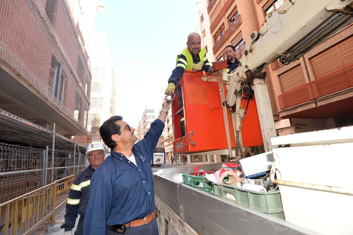 (02-03) Equipo de electricistas municipales preparando la iluminación extraordinaria de Semana Santa