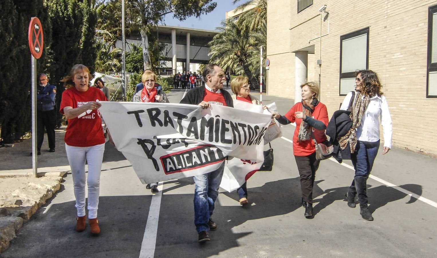 El Hospital del Elche prohíbe una concentración de enfermos de hepatitis