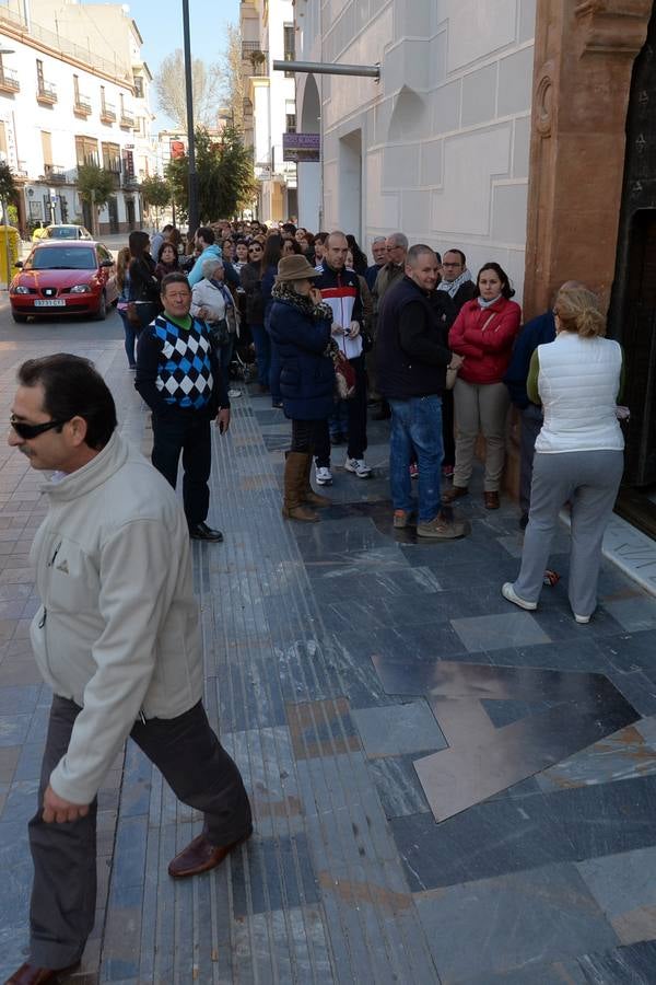 (16-03) Largas compras para adquirir las mejores sillas para las procesiones de Semana Santa en el Paso Blanco.