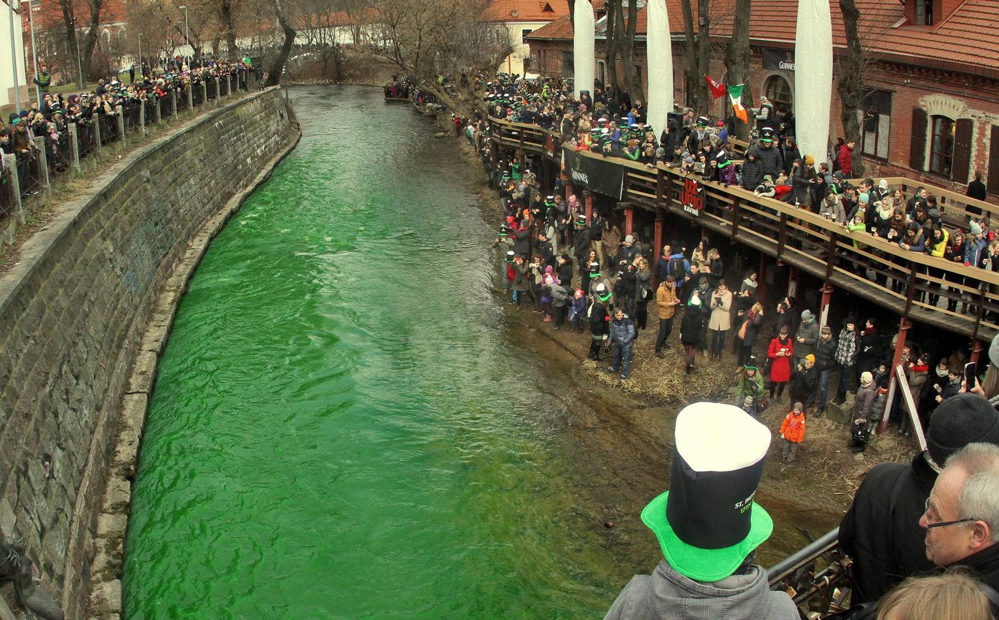 Un río lituano teñido de verde con motivo de la festividad de San Patricio.