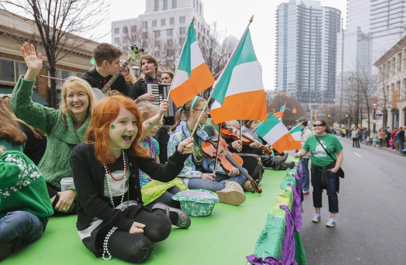 Un grupo de niños ondean banderas irlandesas durante los actos por el Día de San Patricio celebrados en la ciudad estadounidense de Atlanta.