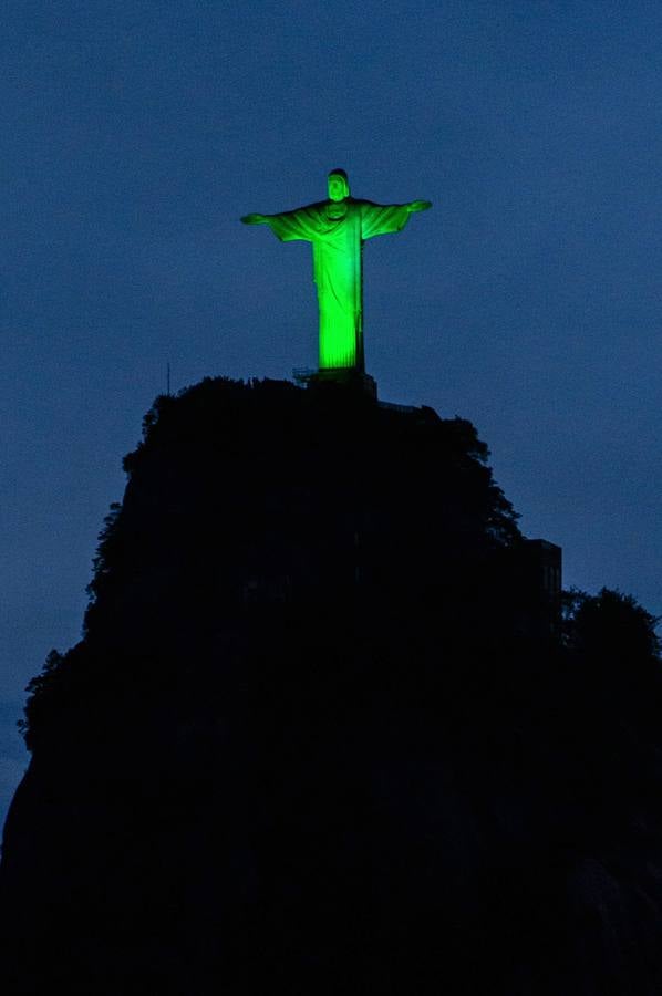 Hasta el Cristo Redentor de Río de Janeiro se ha teñido de verde por el Día de San Patricio.