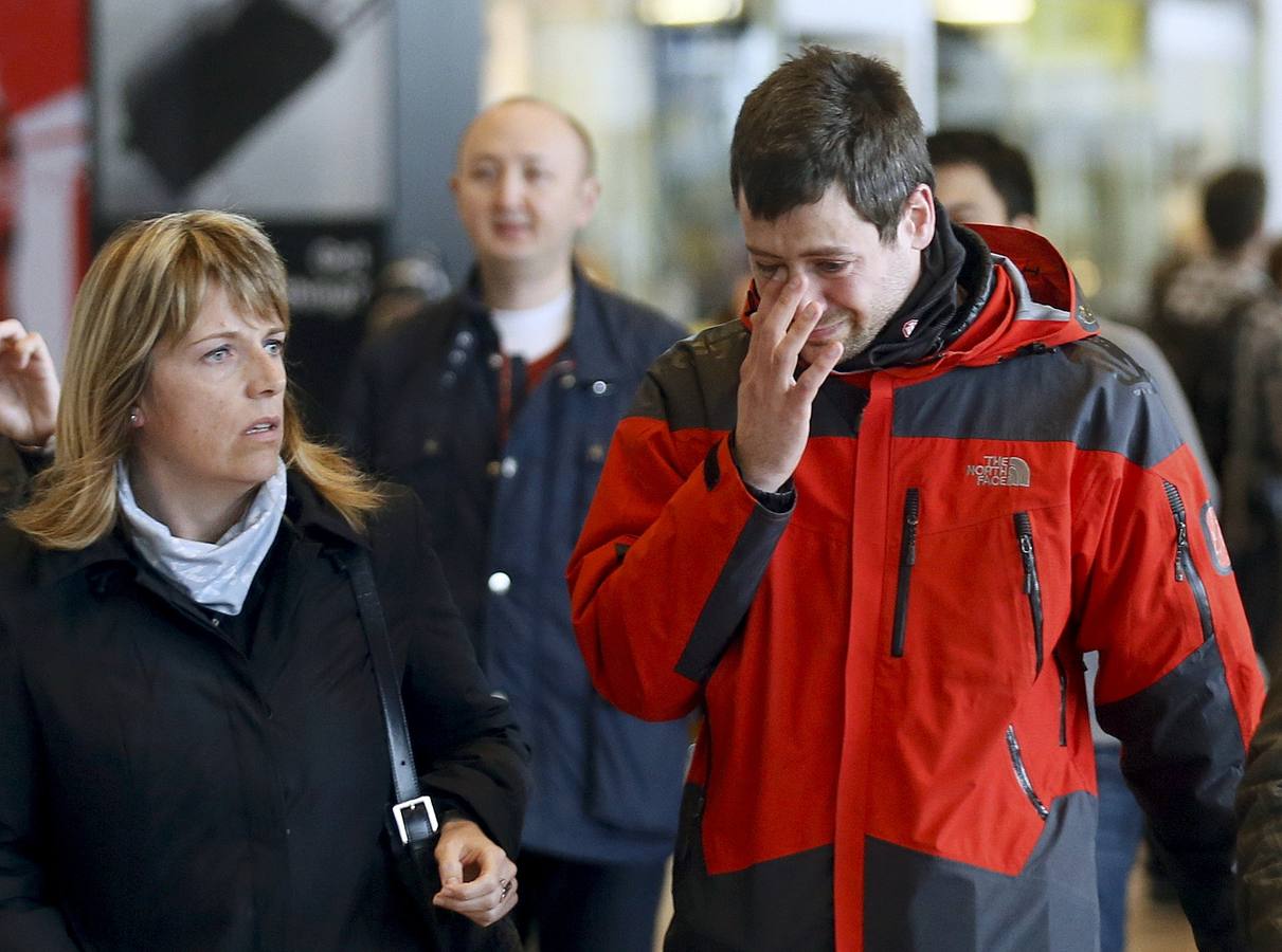 Familiares de los pasajeros del avión siniestrado llegan al aeropuerto de El Prat tras conocer lo ocurrido.