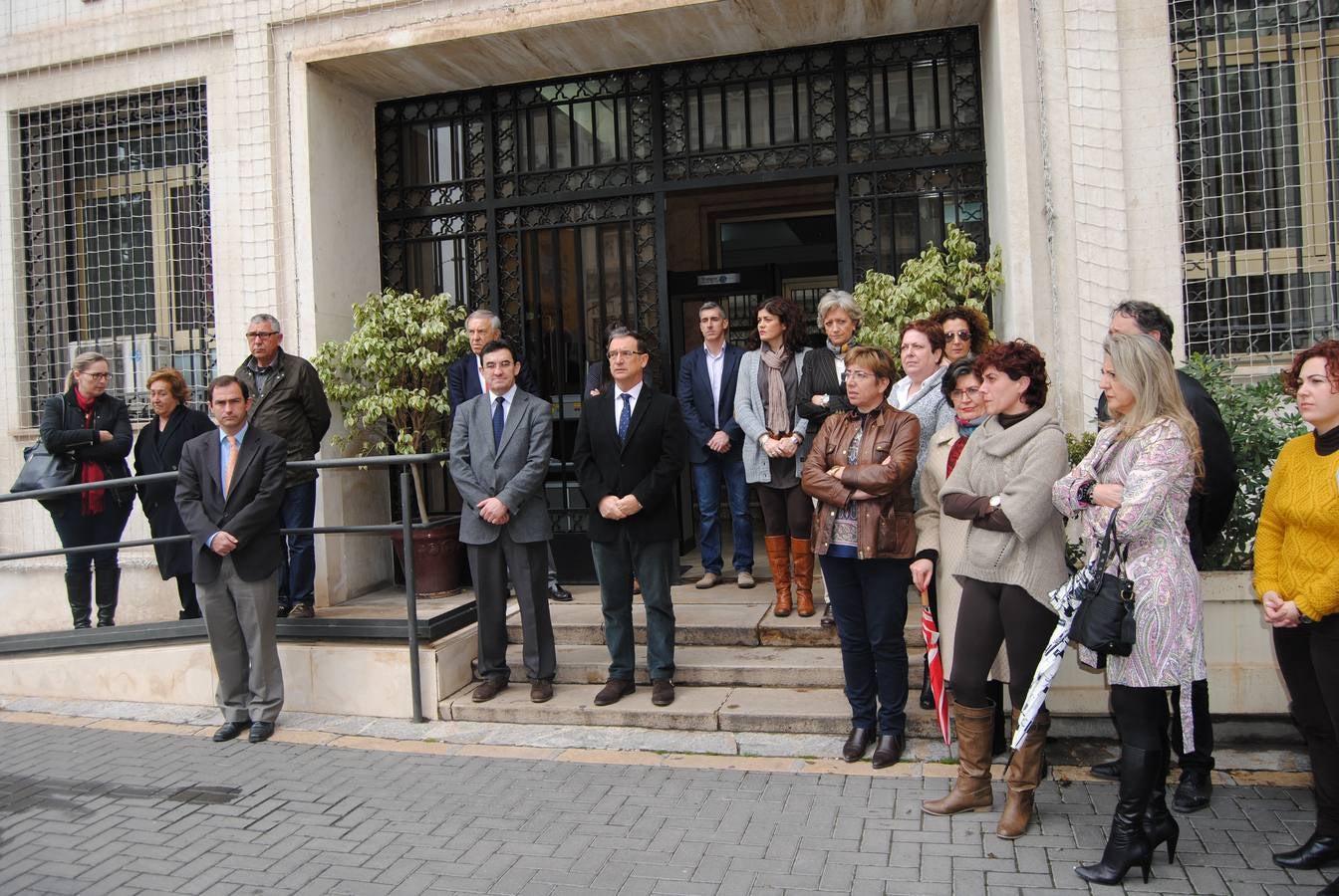 Minuto de silencio en la Delegación del Gobierno.