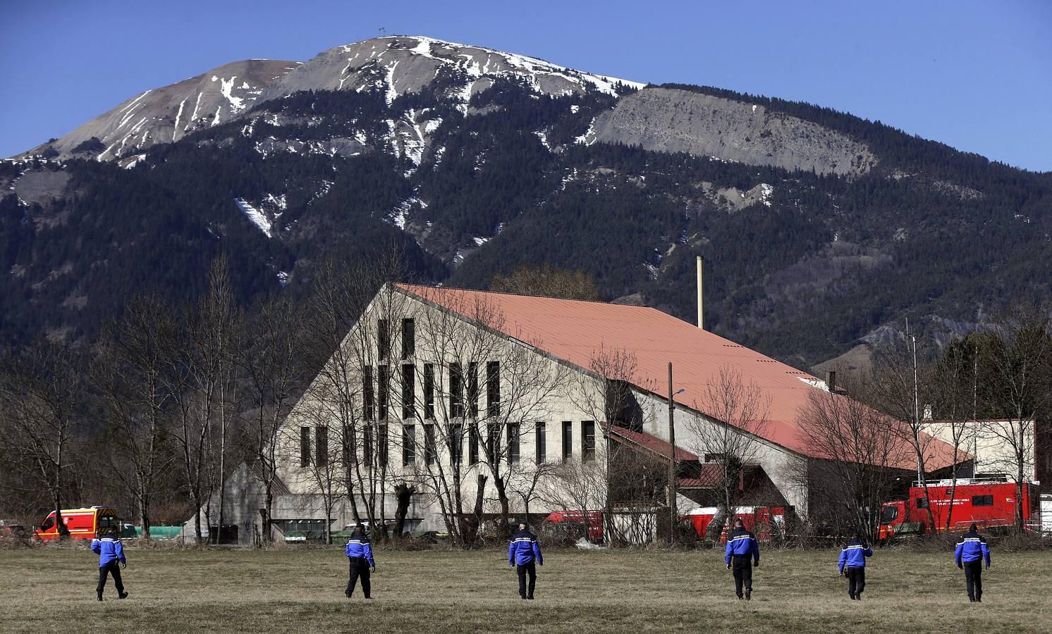 La capilla ardiente, preparada. SEYNE -LES- ALPES (FRANCIA). Gendarmes franceses custodian el albergue juvenil en el que está instalado el centro de mando, la capilla ardiente y las carpas para albergar los restos de los viajeros del avión de la aerolínea germana Germanwings.