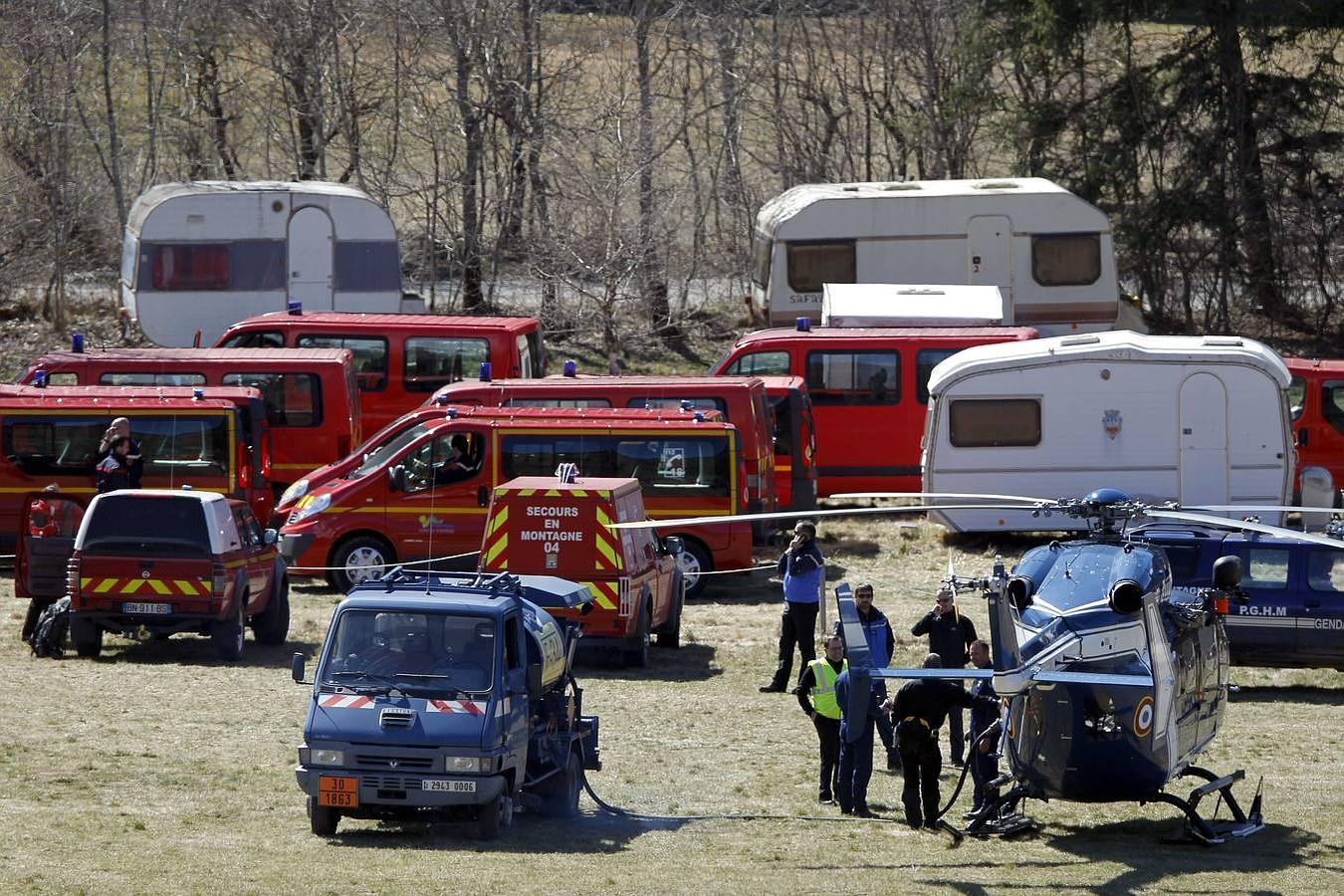 Los equipos de rescate, listos. SEYNE LES ALPES (FRANCIA). Miembros de los equipos de rescate se preparan para reanudar la búsqueda en Seyne les Alps en Francia de los restos del avión A320 de la compañía Germanwings que se estrelló el martes cuando efectuaba la ruta Barcelona-Düsseldorf, lo que causó la muerte de sus 150 ocupantes.