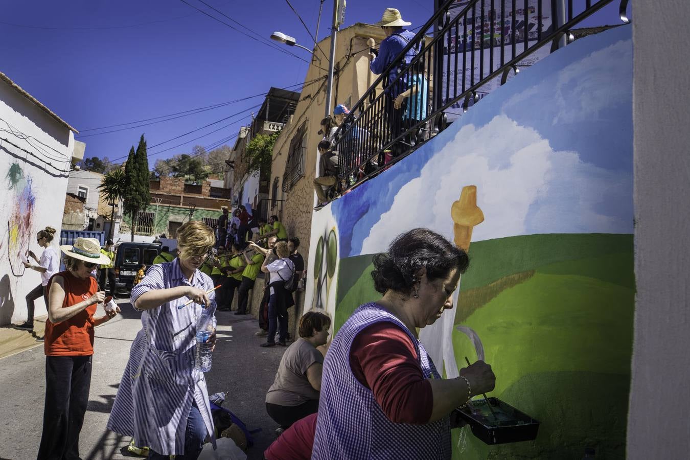 Artistas pintan murales en el barrio de San Isidro de Orihuela