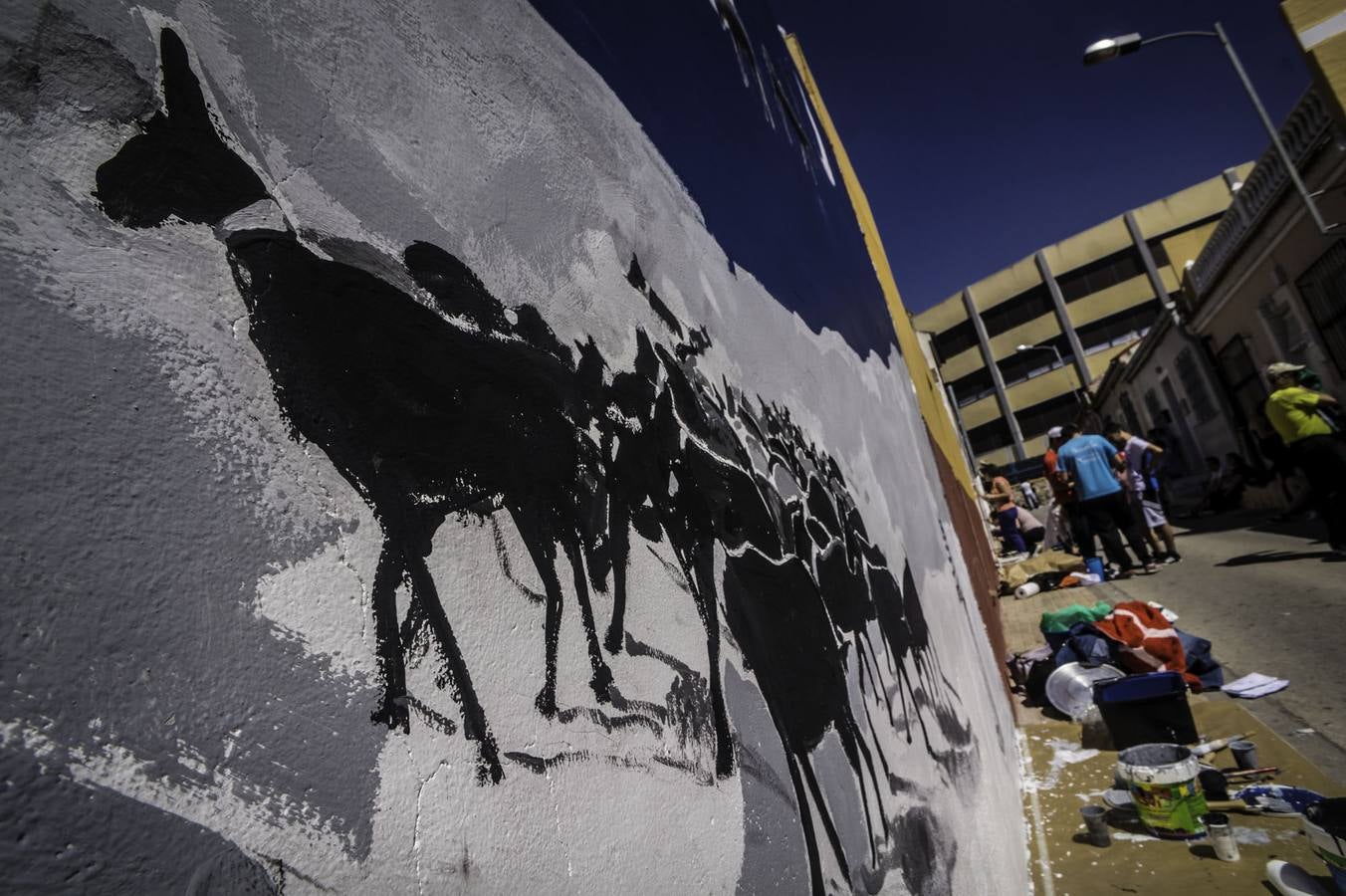 Artistas pintan murales en el barrio de San Isidro de Orihuela