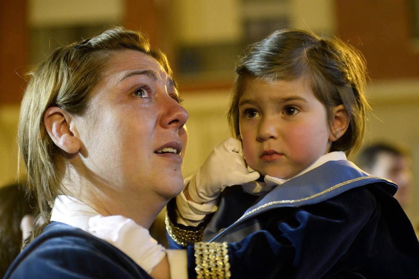 La cofradía rinde homenaje en la procesión a su presidente, Ángel Galiano. En la imagen, su hija, emocionada en la procesión.