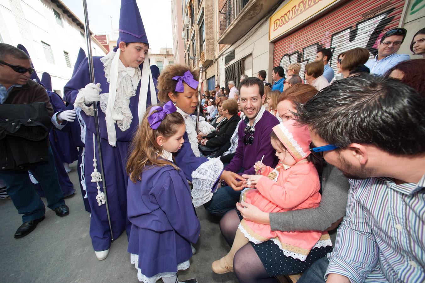 Calles repletas en una mañana primaveral para ver &#039;los Salzillos&#039;