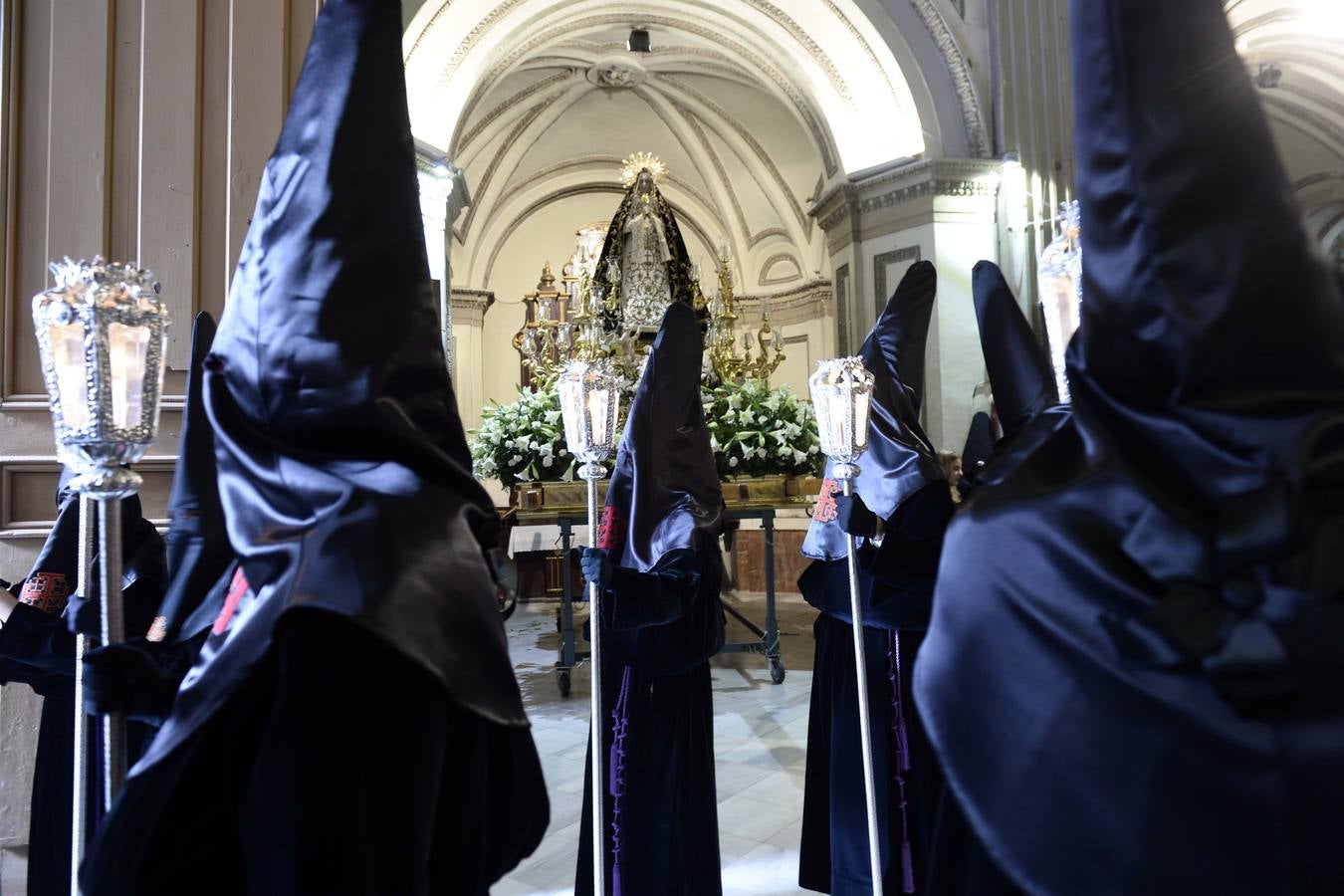 Túnicas negras entre calles silenciosas