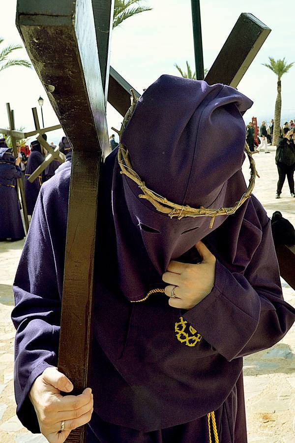 Oración penitente en el vía crucis morado