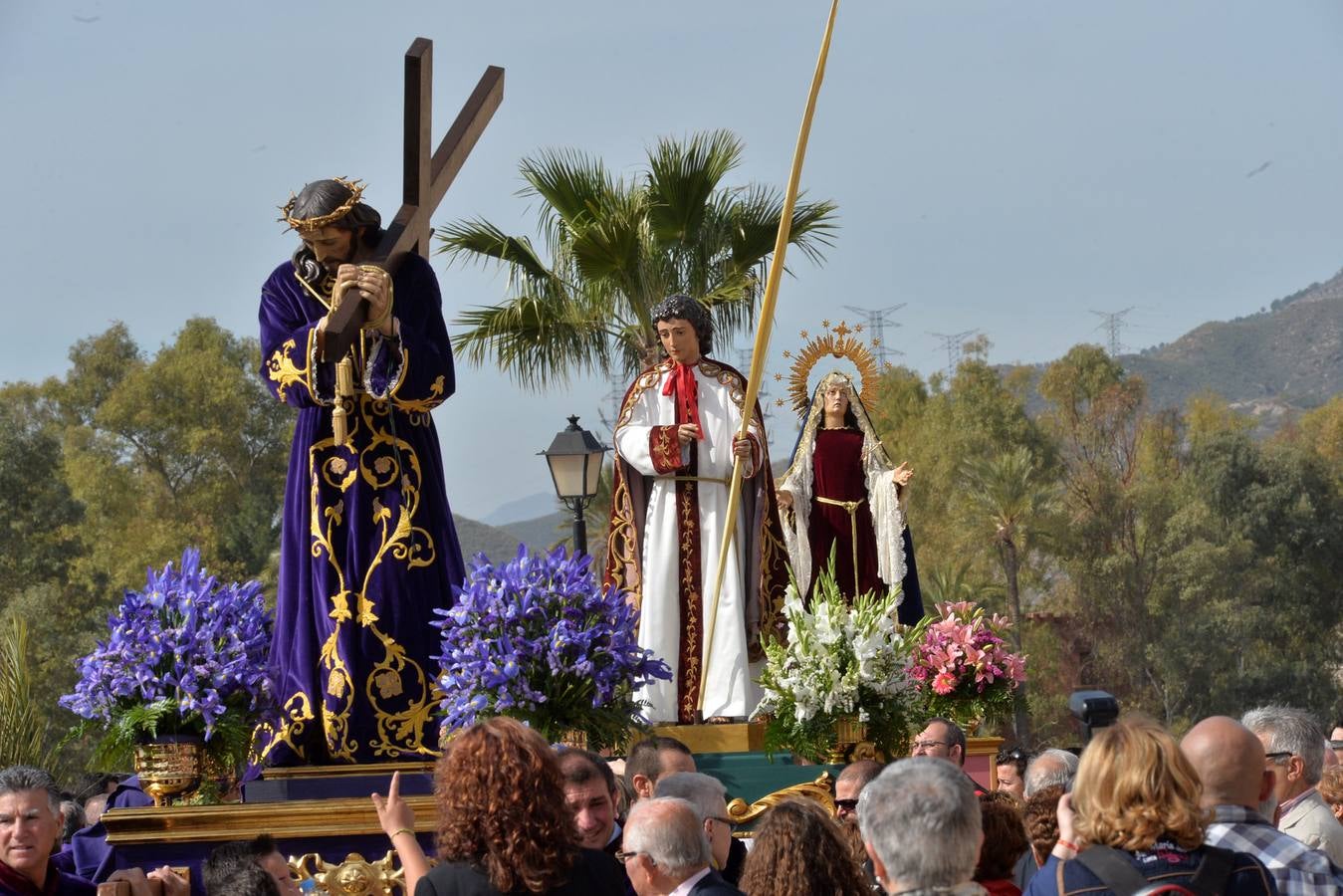 Oración penitente en el vía crucis morado