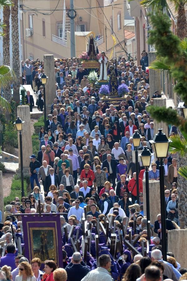 Oración penitente en el vía crucis morado
