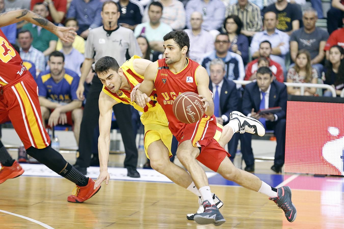 El UCAM Murcia pierte ante el FC Barcelona por un espeso ataque (64-76)