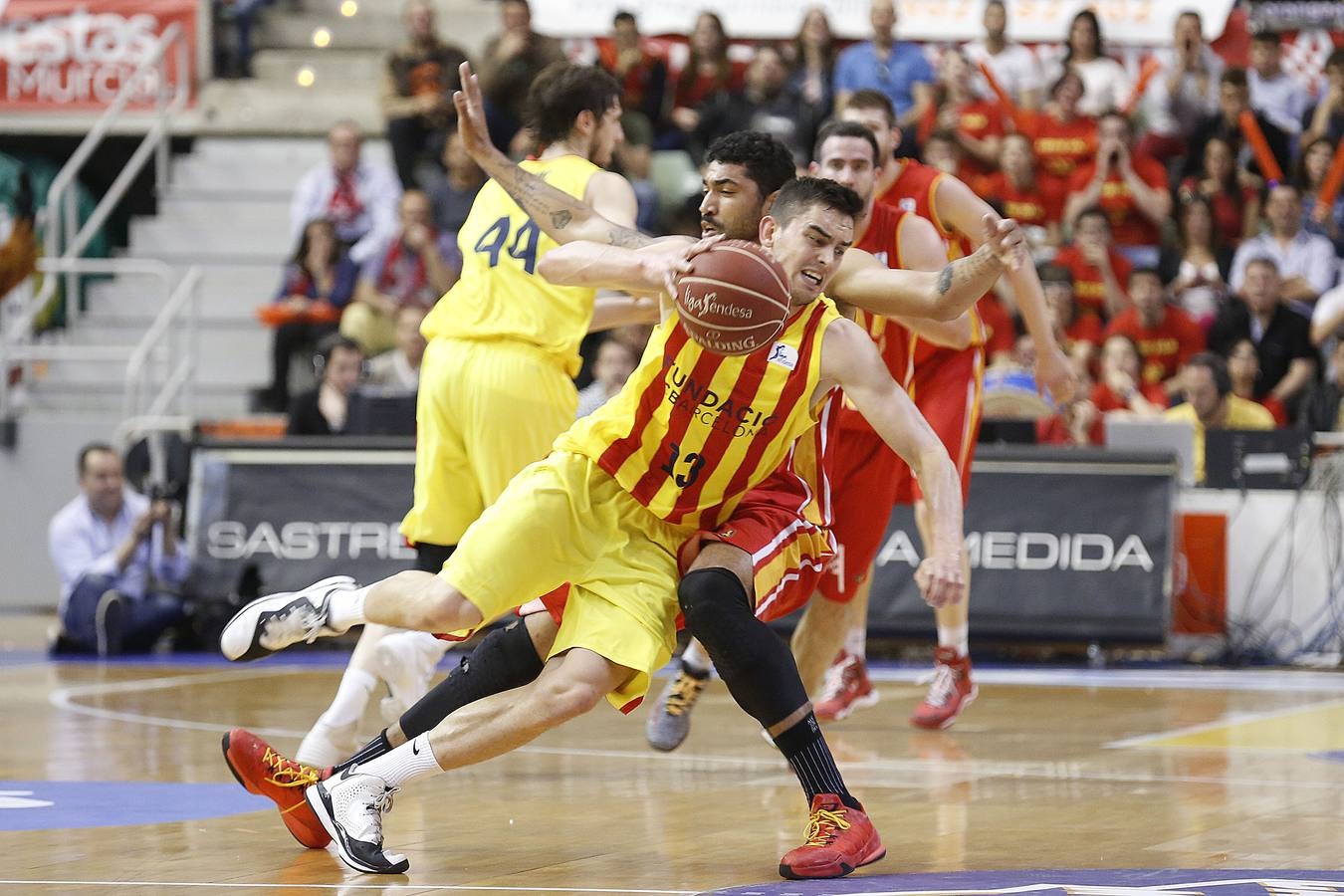 El UCAM Murcia pierte ante el FC Barcelona por un espeso ataque (64-76)