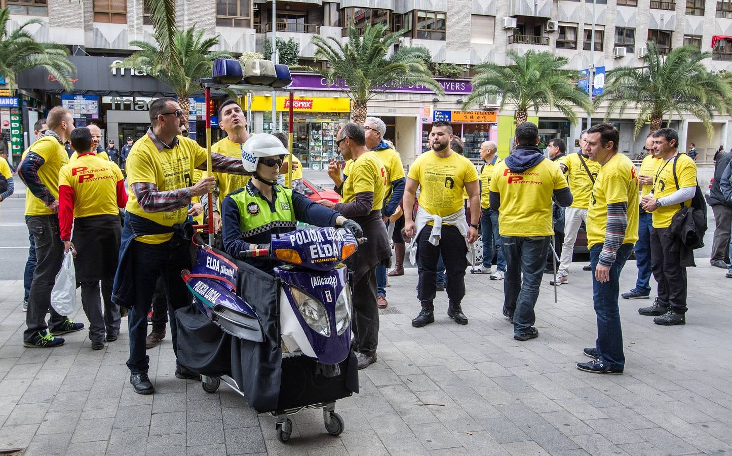 Protesta de la Policía Local de Elda frente a la Diputación