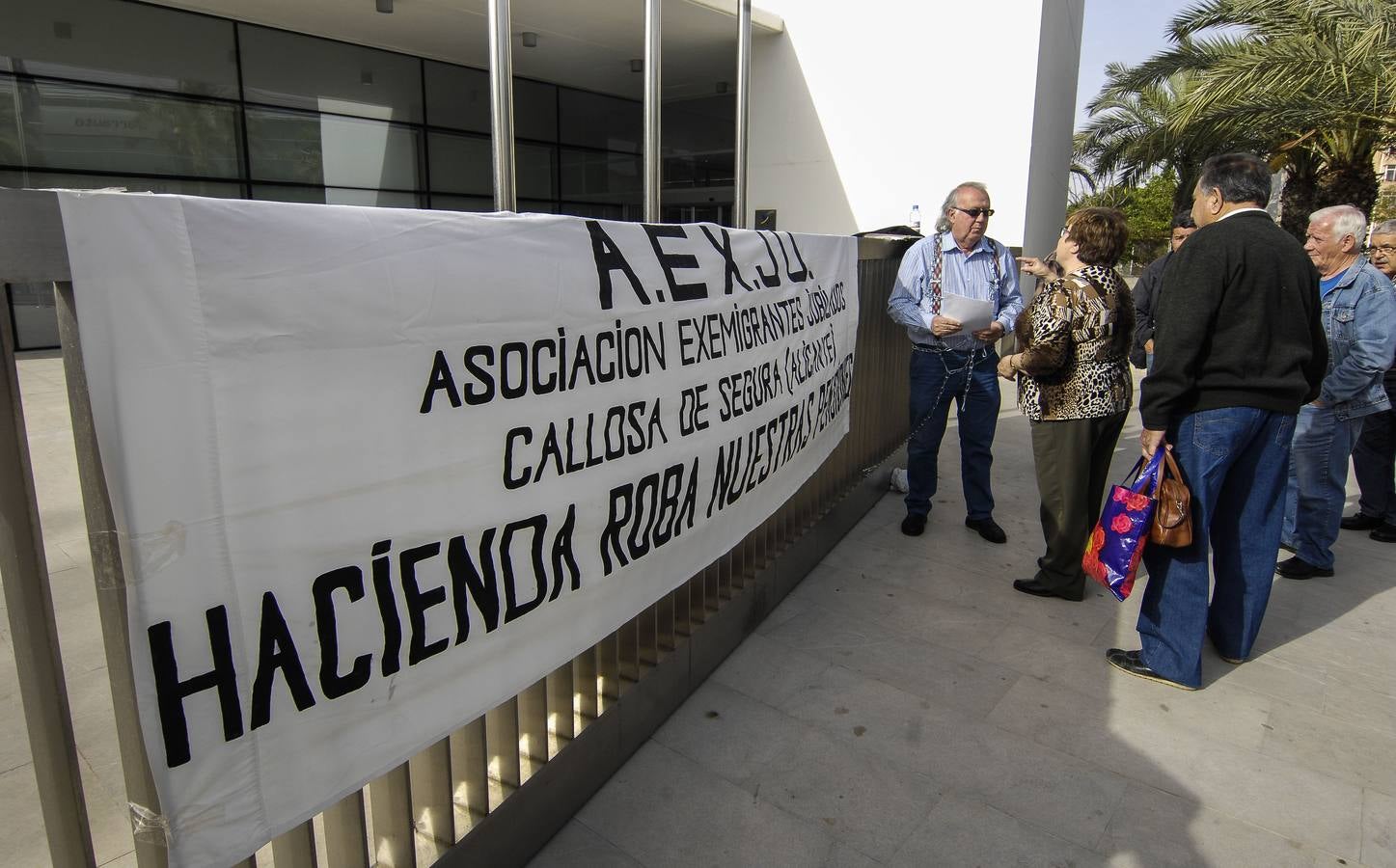 Un jubilado se encadena en la Agencia Tributaria