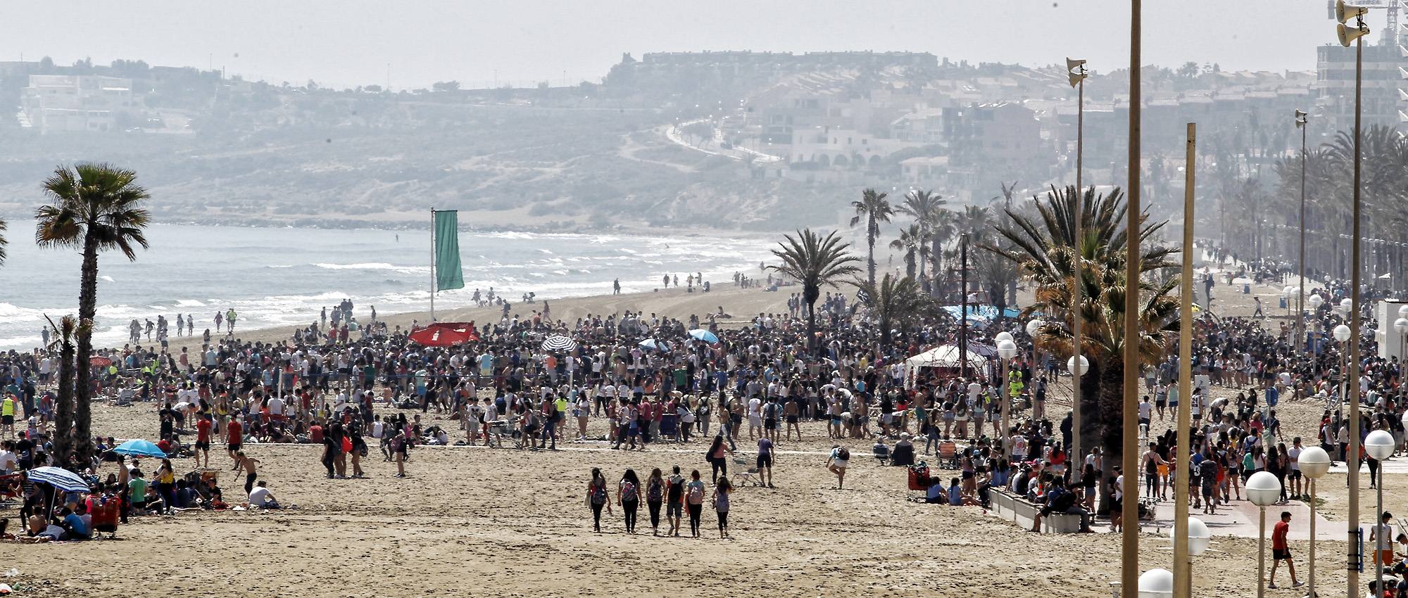 La Playa de San Juan se llena de jóvenes en Santa Faz