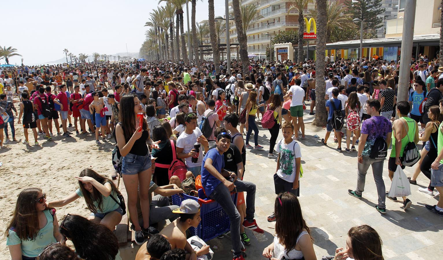 La Playa de San Juan se llena de jóvenes en Santa Faz