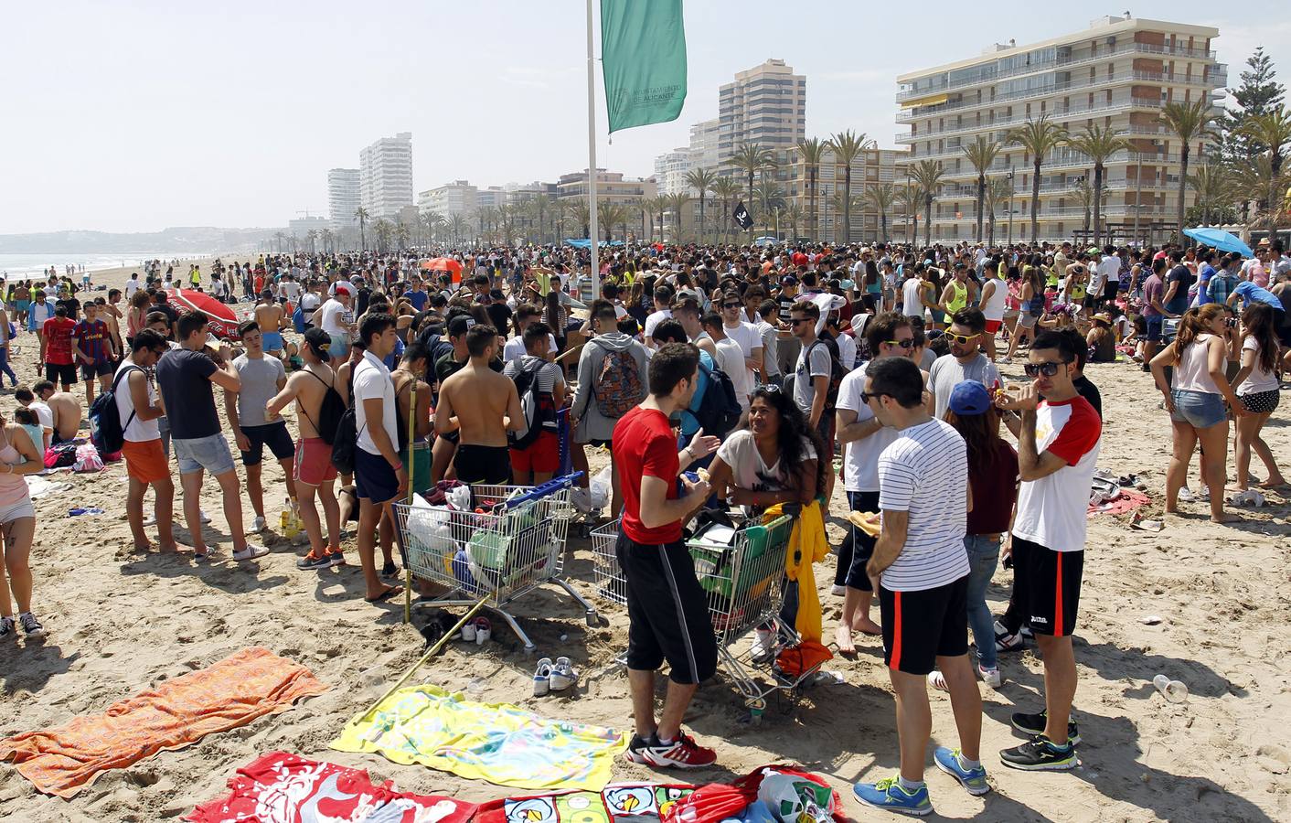 La Playa de San Juan se llena de jóvenes en Santa Faz