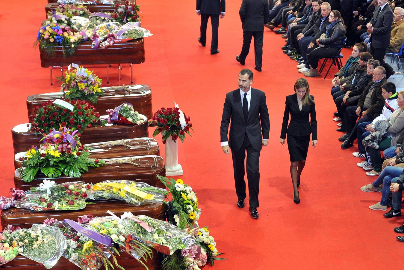 Los Reyes de España presidieron la ceremonia en honor a los fallecidos en el pabellón deportivo de Bullas que se celebró el 13 de noviembre.