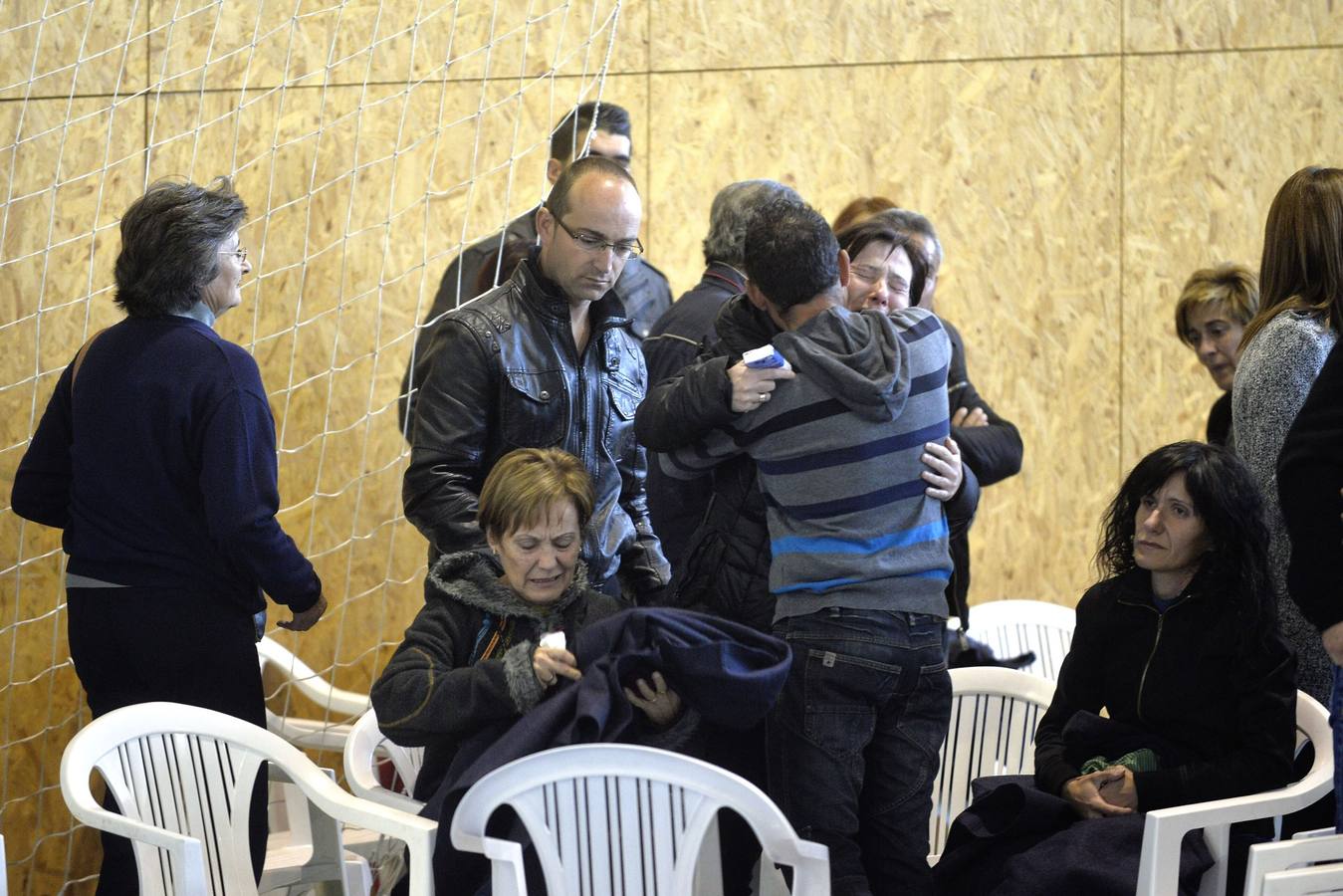 En el pabellón Juan Varela se dispuso el centro de asistencia a los familiares. Allí acudían buscando información sobre sus parientes o amigos. Posteriormente, el complejo deportivo acogió el velatorio de los fallecidos.