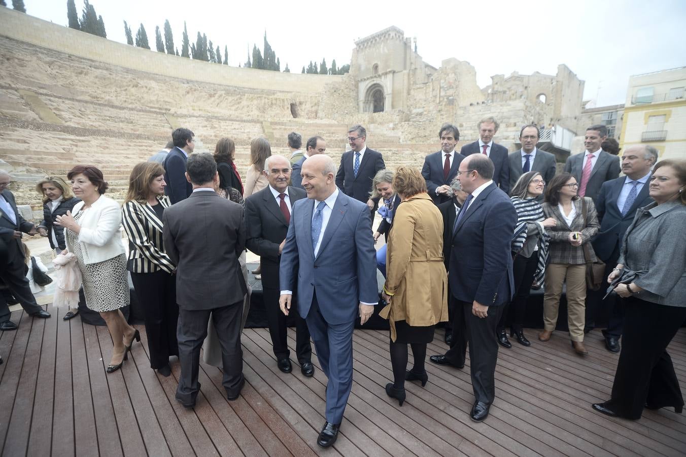 (13-04) El ministro de Educación, Cultura y Deporte, José Ignacio Wert, presidió este lunes la XXIV Reunión del Pleno de la Conferencia Sectorial de Cultura, celebrada en el Teatro Romano de Cartagena, donde se plantearon las actividades sobre la figura de Miguel de Cervantes y la Expo de Milán. Asimismo, el ministro afirmó que revisará el IVA cultural si mejora la economía.