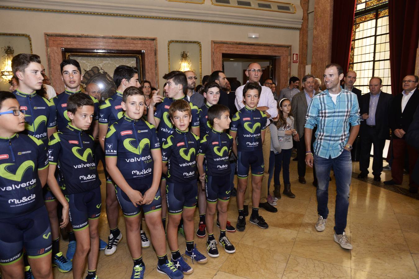 (14-04) El Valverde Team se presenta oficialmente con tres equipos, uno más que el año pasado. Al conjunto de cadetes y de las Escuelas (los más pequeños) se une el de los juniors de primer año, con lo cual el plantel del Valverde Team ya asciende a 48 corredores, distribuidos en 13 juniors, 14 cadetes y 18 chavales de las Escuelas, a los que hay que añadir tres féminas también de las Escuelas.