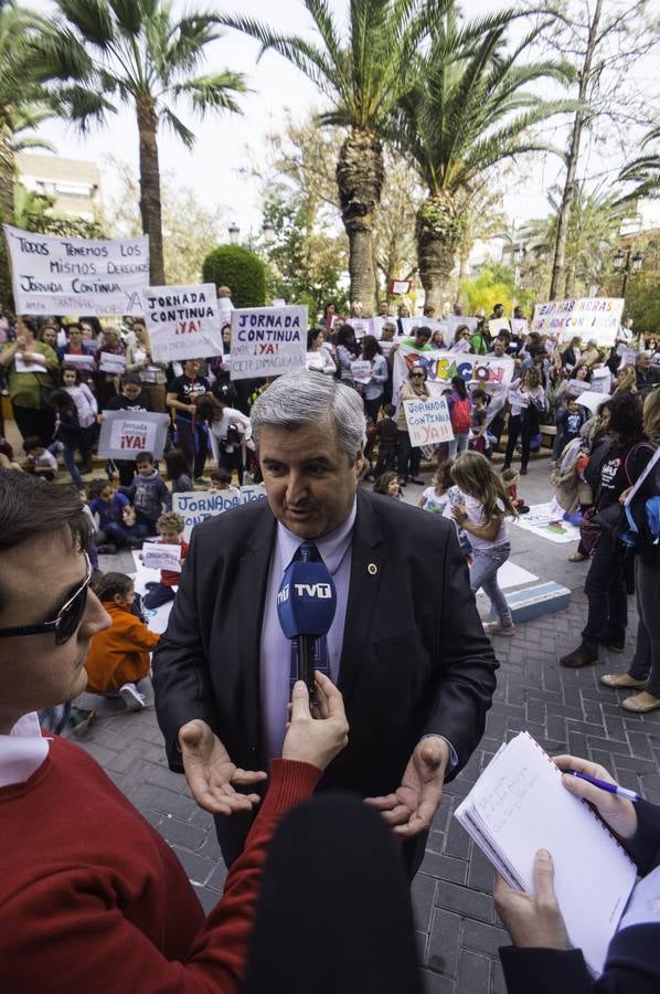 Protestan por la implantación de la jornada continúa Torrevieja