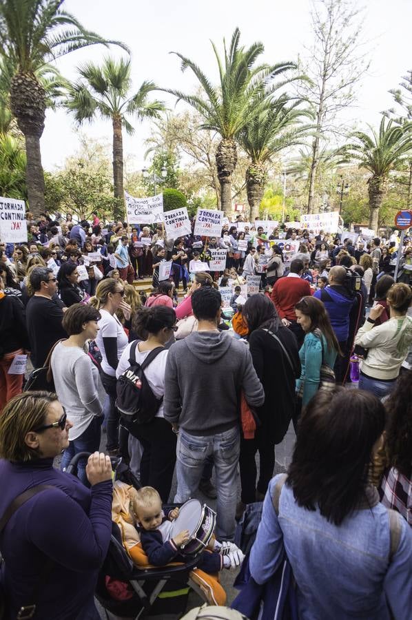Protestan por la implantación de la jornada continúa Torrevieja